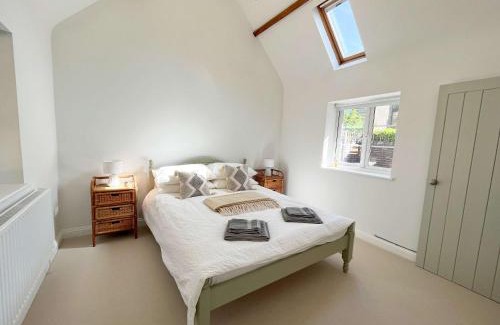 Olveston Apartment | The Dairy cottage with garden and parking
