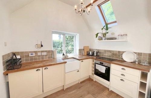 Olveston Apartment | The Dairy cottage with garden and parking