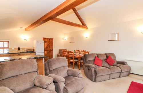 Wing Cottage | THE DAIRY, pet friendly, with hot tub in Milton
