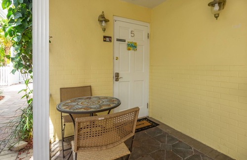Old Town Cottage | The Dancing Rooster: 2 Blocks from Duval in Old Town.