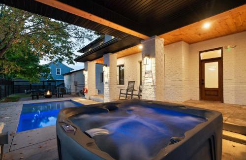Sevierville House | The Davis Luxury Retreat Villa 1-Block from Dolly