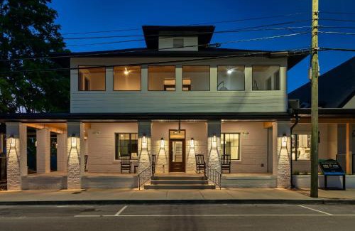 Sevierville House | The Davis Luxury Retreat Villa 1-Block from Dolly
