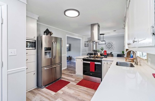 Statham House | The Dawg House Pet-Friendly 4Br 2 Bath Near UGA & Ga Club