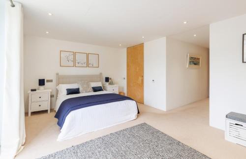 Cowes Ski Chalet | The Deck House - Stunning Chalet in Gurnard with Solent Views and Terrace