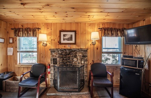 Lincoln Cabin | The Deer Haven Riverside Getaway at the PEMICABINS