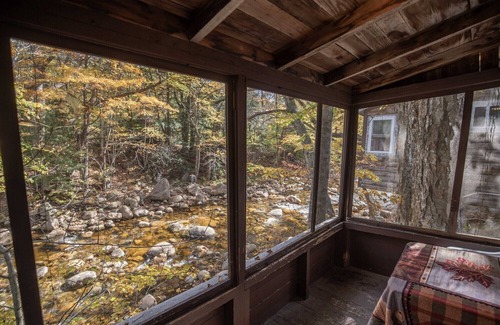 Lincoln Cabin | The Deer Haven Riverside Getaway at the PEMICABINS