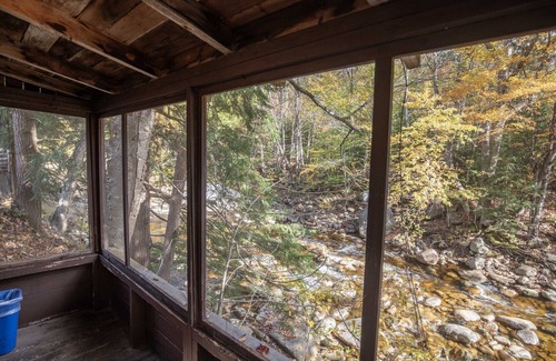 Lincoln Cabin | The Deer Haven Riverside Getaway at the PEMICABINS