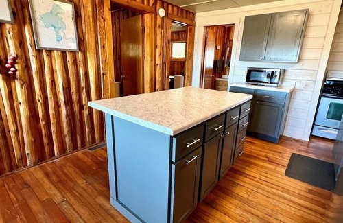 Hayward Cabin | The Deer Stop-Room with a View!
