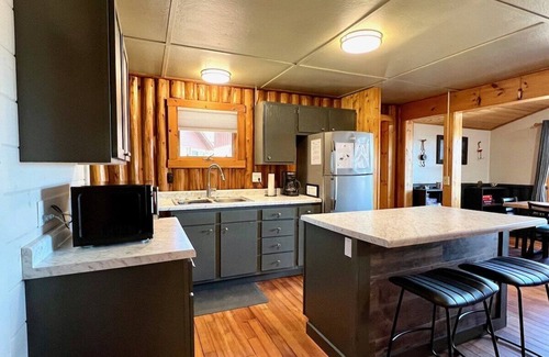 Hayward Cabin | The Deer Stop-Room with a View!