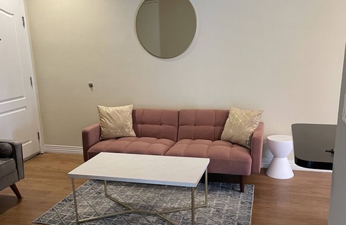 Downtown Apartment | The Delano: Retro-chic, spacious, secure in ♥️ of Downtown SM near Nike Store