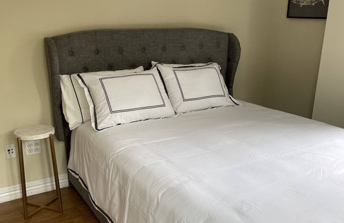 Downtown Apartment | The Delano: Retro-chic, spacious, secure in ♥️ of Downtown SM near Nike Store