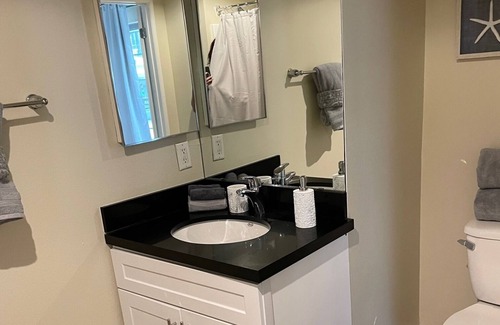 Downtown Apartment | The Delano: Retro-chic, spacious, secure in ♥️ of Downtown SM near Nike Store