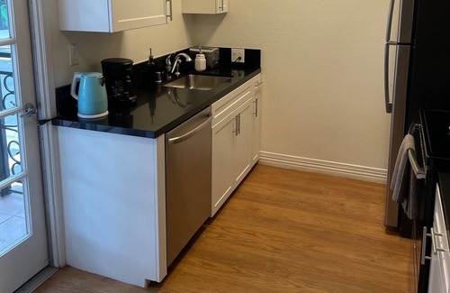 Downtown Apartment | The Delano: Retro-chic, spacious, secure in ♥️ of Downtown SM near Nike Store