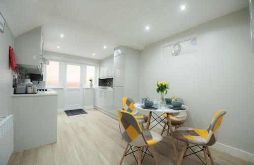Reading Apartment | The Deluxe Apartment at Laurel House