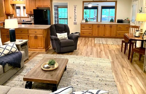 Clarkson House | The Den at Nolin-Lakefront Home in Linwood Estates