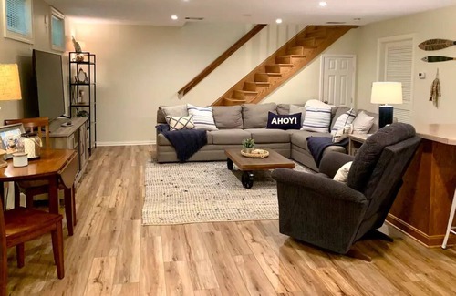 Clarkson House | The Den at Nolin-Lakefront Home in Linwood Estates