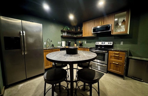 Berkley House | The Den — Cozy 2-bedroom unit in Denver with high speed WiFi, AC & Laundry 🏡