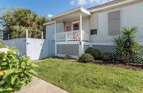 Galveston House | The Dinghy 2 Bedroom Home