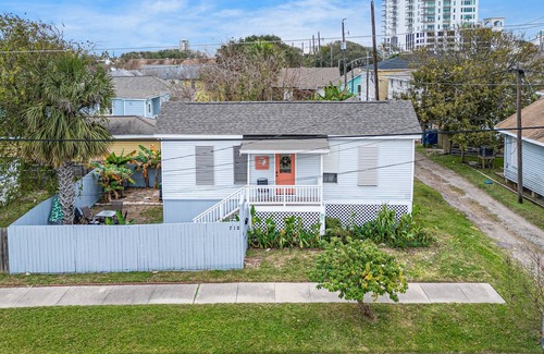 Galveston House | The Dinghy 2 Bedroom Home