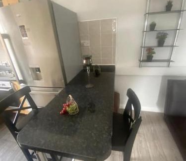 South Shields Apartment | The Dock, 2 bedrooms sleeps 5 long stays welcome