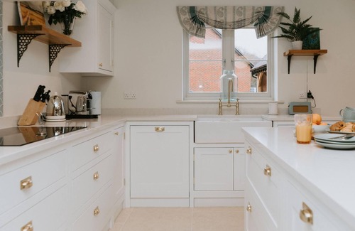 Henley House | The Dragonfly - Central 2 Bedroom House
