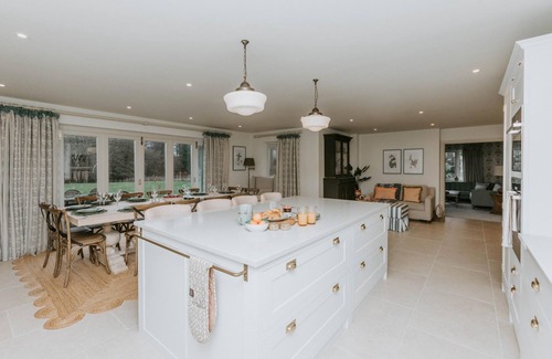 Henley House | The Dragonfly - Central 2 Bedroom House