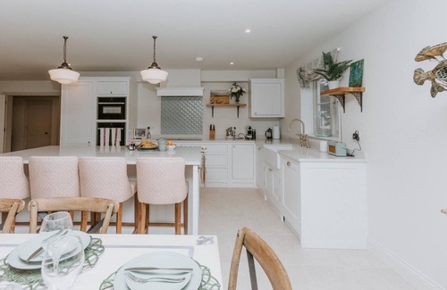 Henley House | The Dragonfly - Central 2 Bedroom House