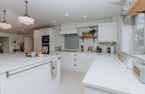 Henley House | The Dragonfly - Central 2 Bedroom House
