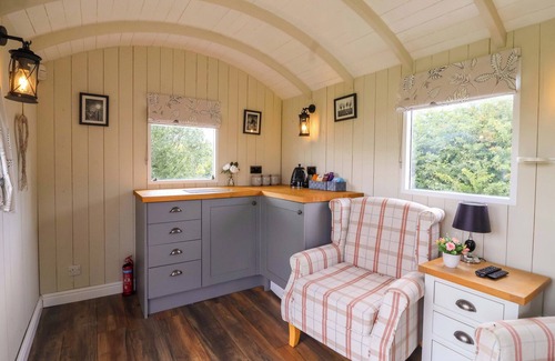 Mappleton Cottage | THE DRAGONFLY, romantic, with a garden in Hornsea