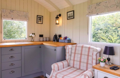 Mappleton Cottage | THE DRAGONFLY, romantic, with a garden in Hornsea
