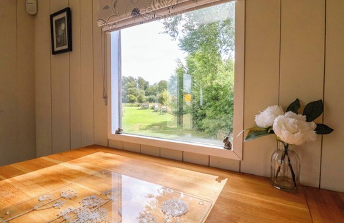 Mappleton Cottage | THE DRAGONFLY, romantic, with a garden in Hornsea