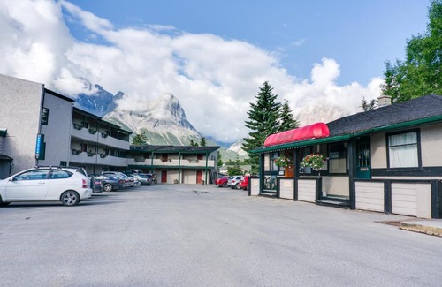 Canmore Hotel | The Drake Inn
