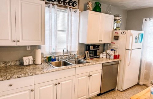 Holly Hill House | The Driftwood Hideaway - Daytona Beach, FL - Minutes from the Beach & More!