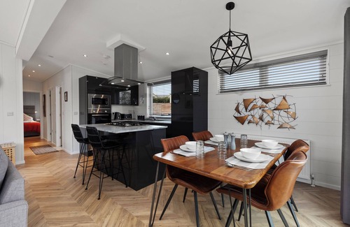 Canaston Bridge Ski Chalet | The Duck Pond - Countryside, Hot Tub