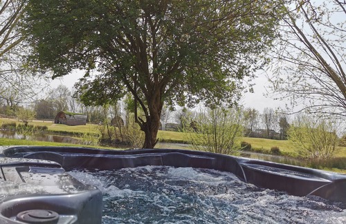 East Huntspill Cabin | The Duckling Lodge (private hot tub)
