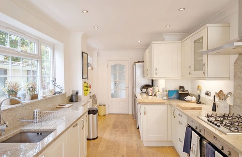 Bognor Regis Cottage | The Dunes - Swimming Pool - a town house that sleeps 12 guests in 6 bedrooms