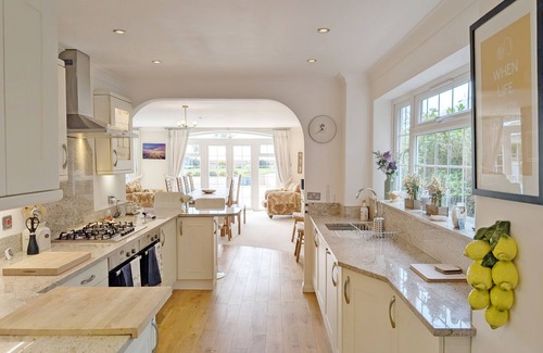 Bognor Regis Cottage | The Dunes - Swimming Pool - a town house that sleeps 12 guests in 6 bedrooms