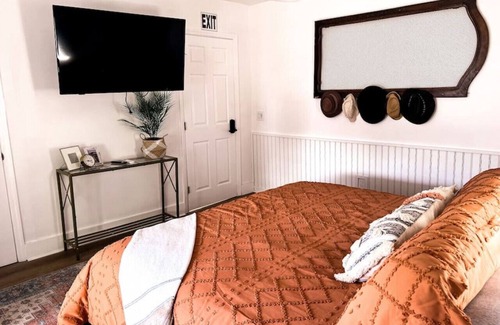 Old Town Hotel | The Dylan Suites 3 - Steps from Downtown & Flagler