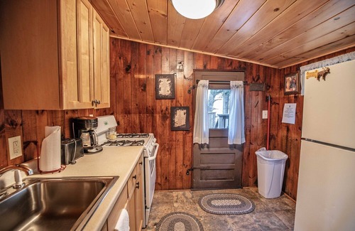 Lincoln Cabin | The Eagle Cliff HomeAway from Home at the PEMICABINS