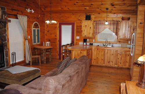 Smithville Cabin | The Eagle is a secluded, private cabin with mountain views and a jacuzzi tub.