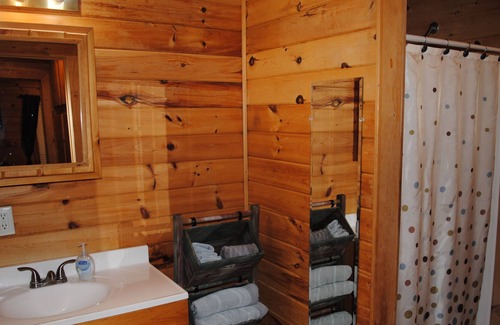 Smithville Cabin | The Eagle is a secluded, private cabin with mountain views and a jacuzzi tub.