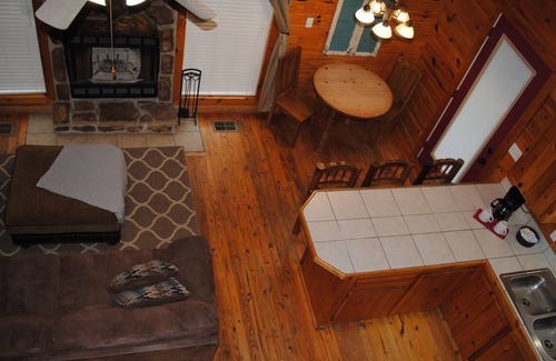 Smithville Cabin | The Eagle is a secluded, private cabin with mountain views and a jacuzzi tub.
