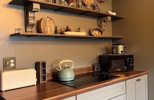 Mesopotamia Apartment | The Eagles Nest-Fall Getaway in Timeless Town