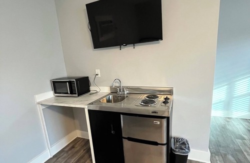 Parker House | The East Bay Inn Room 5 - Cozy hotel in brilliant Panama City with AC, WiFi