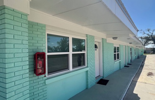 Parker House | The East Bay Inn Room 5 - Cozy hotel in brilliant Panama City with AC, WiFi