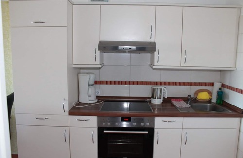 Holm Apartment | The east-facing apartment is 40 m&sup2; in size and is located on the 5th floor of the "Eckernförde" house. A double bed and a double bunk bed in the separate bedroom offer space for a maximum of 4 people. The fully furnished one-bedroom.