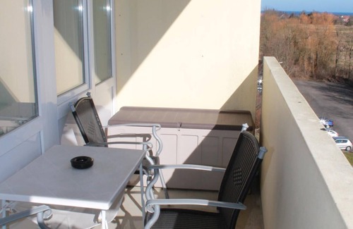 Holm Apartment | The east-facing apartment is 40 m&sup2; in size and is located on the 5th floor of the "Eckernförde" house. A double bed and a double bunk bed in the separate bedroom offer space for a maximum of 4 people. The fully furnished one-bedroom.