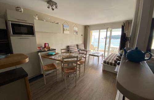 Crozon Apartment | The echo of the waves