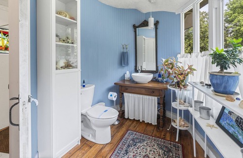 Stroudsburg House | The Eclectic Shamba Inn -Private Creek Access / Sunroom / Firepit/ Dog Friendly