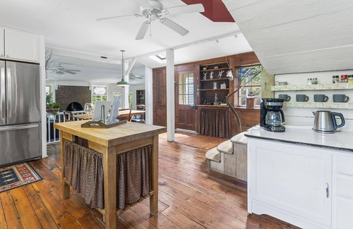 Stroudsburg House | The Eclectic Shamba Inn -Private Creek Access / Sunroom / Firepit/ Dog Friendly